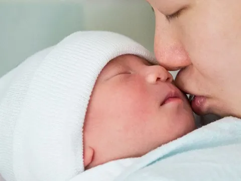 Gia tăng bệnh nhi nhiễm virus RSV: Đừng “thơm” vào mặt trẻ